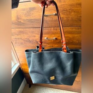 Dooney & Bourke Pebble Grain Flynn color black